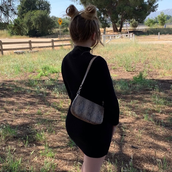 SALE! BLACK/GREY TEXTURED FAUX SNAKESKIN HANDBAG - Picture 2 of 5